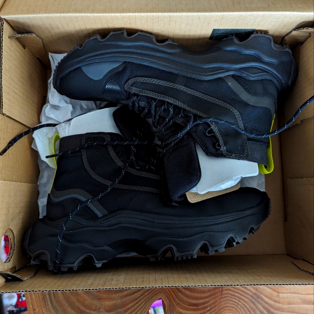 Sorel kinetic breakthru venture black waterproof shoes size 10 (RUNS SMALL)